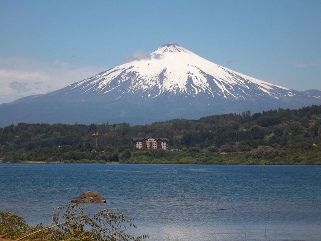 Volcán_y_lago_Villarrica 640